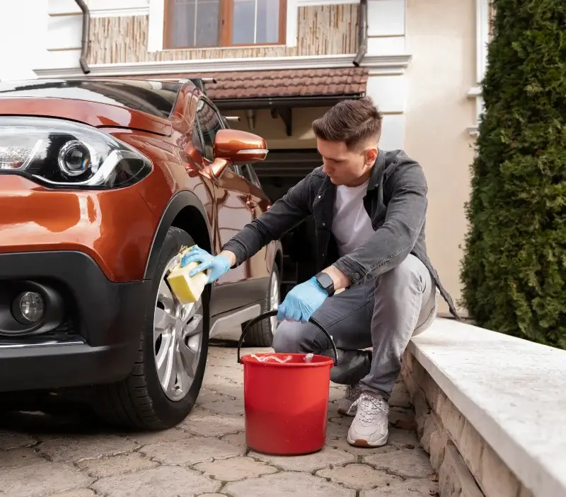 Lavage auto à domicile Roches-Prémarie-Andillé : professionnel intervenant sur un véhicule